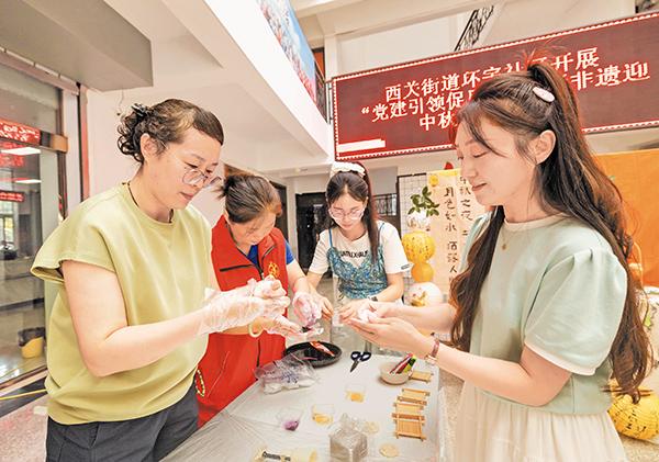 巧手做月餅  歡樂度中秋